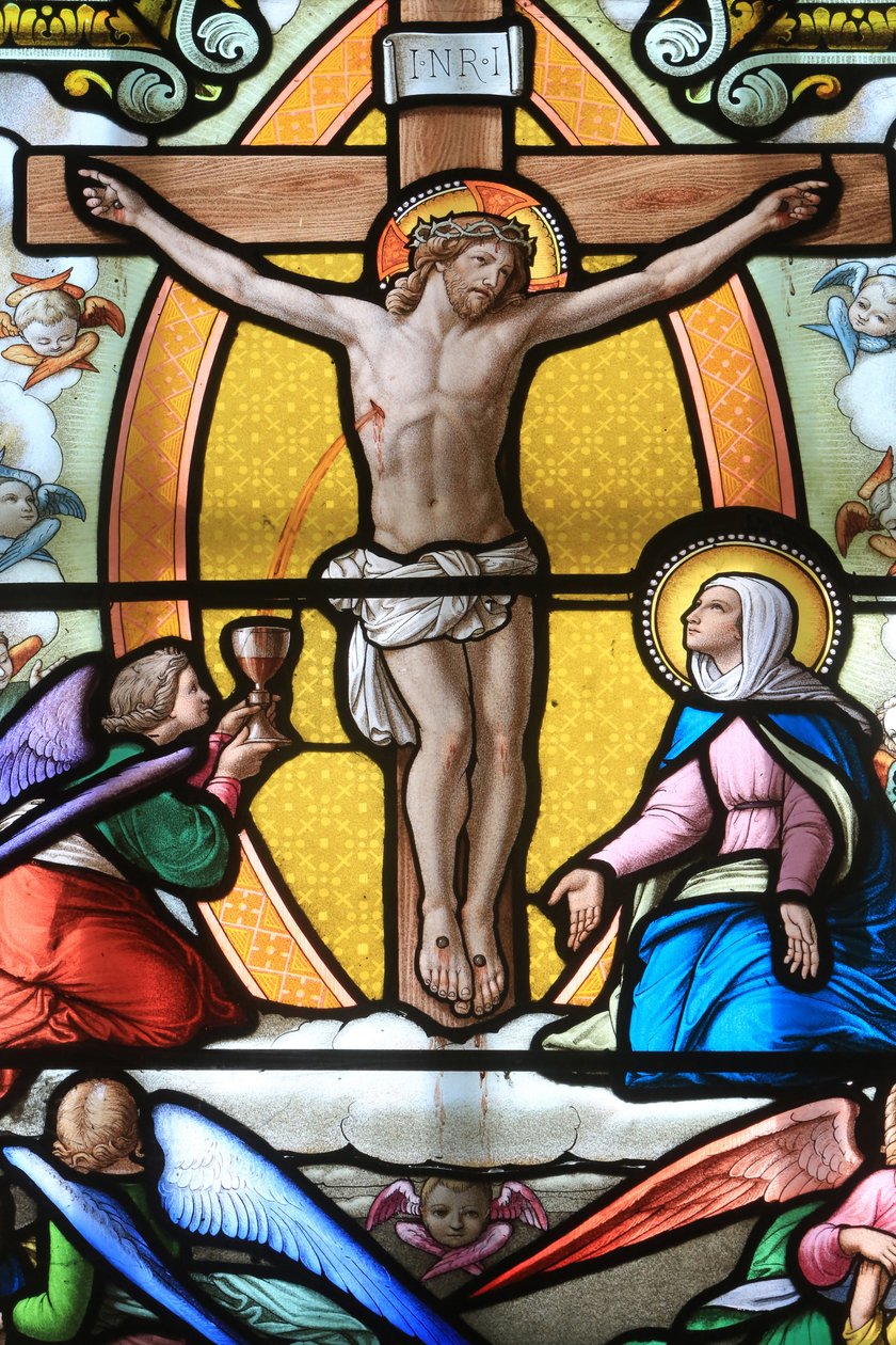 Jézus Krisztus a kereszten. Ólomüveg ablak. La Salette-i Szűzanya-szentély, La Salette-Fallavaux, Franciaország alkotó: Unbekannt
