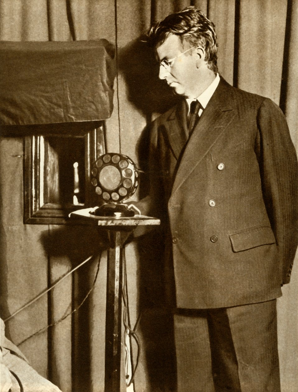 John Logie Baird az első televíziós darabot nézte, 1930. július 14-én, 1935. alkotó: Unbekannt