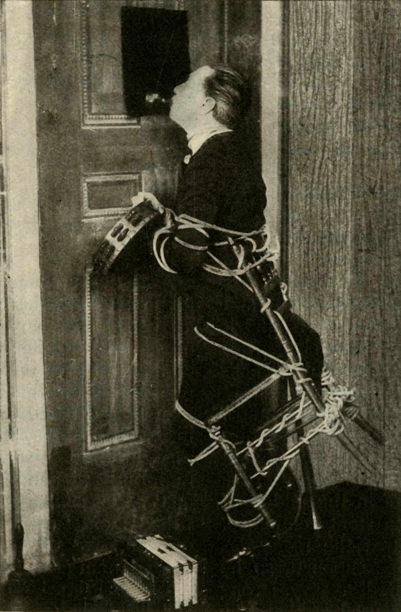 John Nevil Maskelyne szellemkabinet-illúziót ad elő, c1910. alkotó: Unbekannt