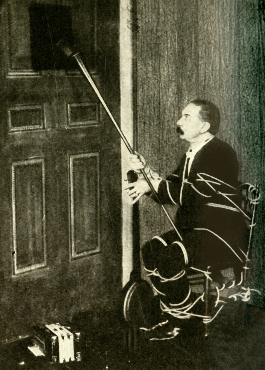 John Nevil Maskelyne szellemkabinet-illúziót ad elő, c1910. alkotó: Unbekannt