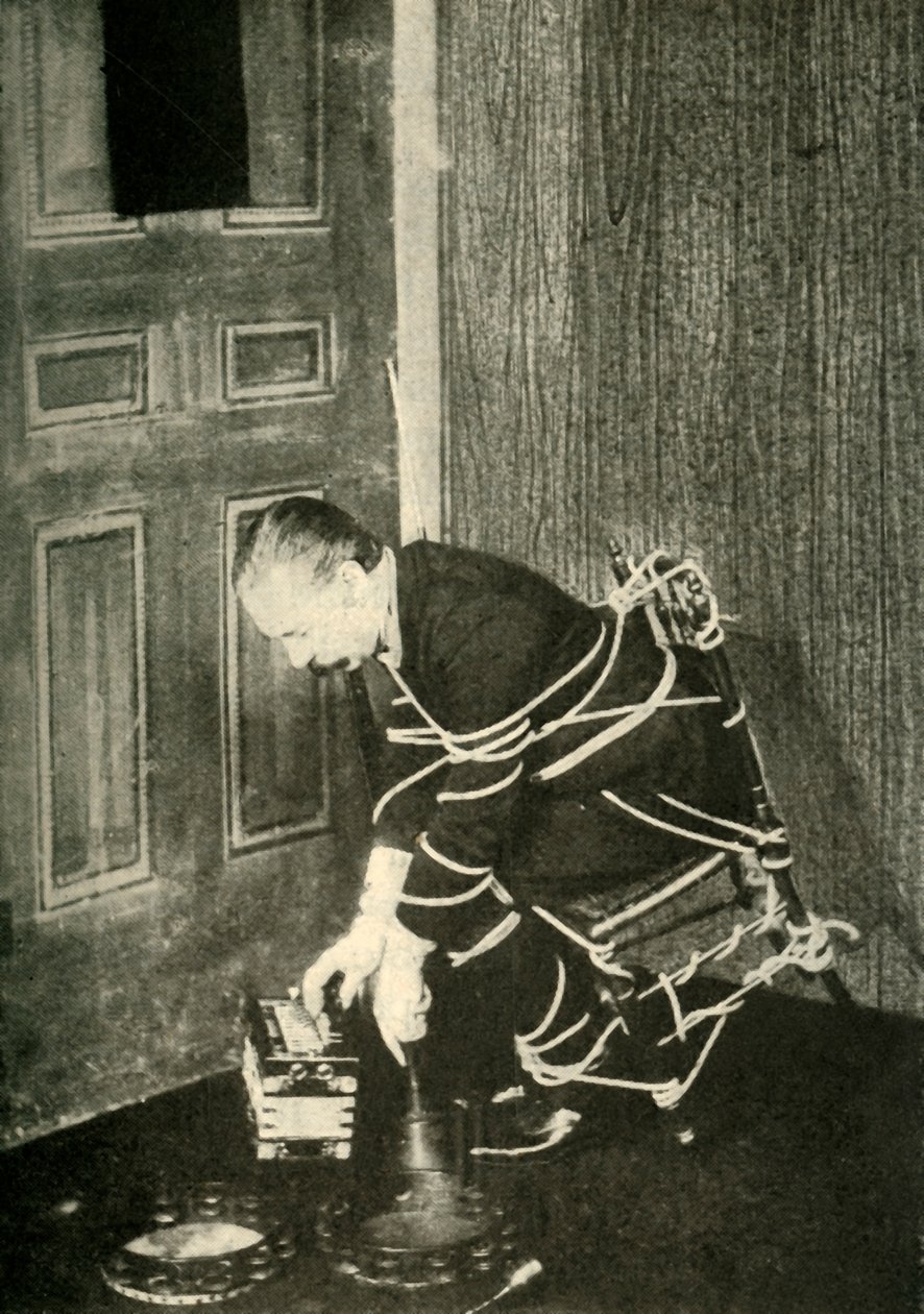 John Nevil Maskelyne szellemkabinet-illúziót ad elő, c1910. alkotó: Unbekannt
