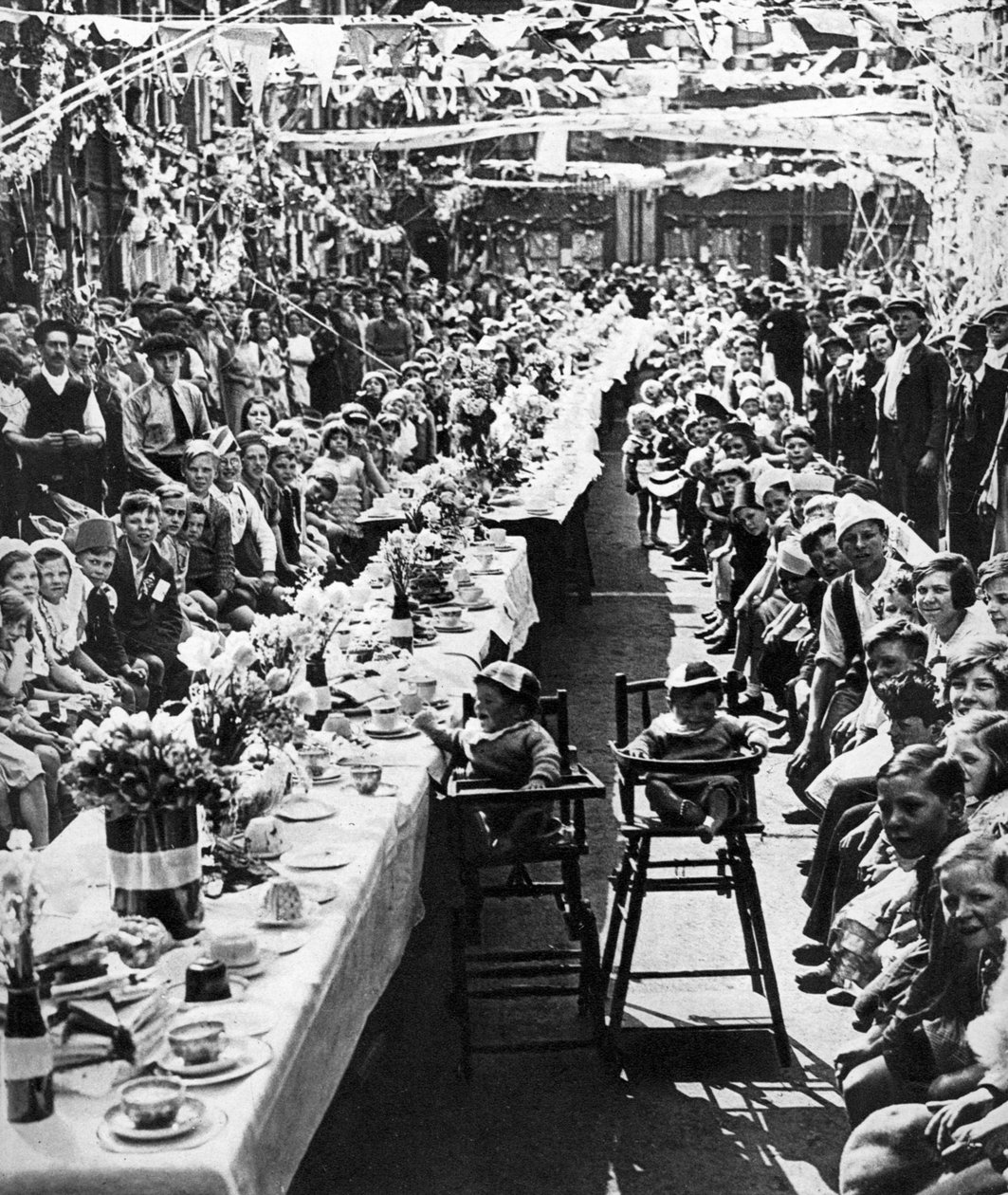 Jubileumi teaparti gyerekeknek az Orville Roadon, Battersea-ben, Londonban, 1935 alkotó: Unbekannt