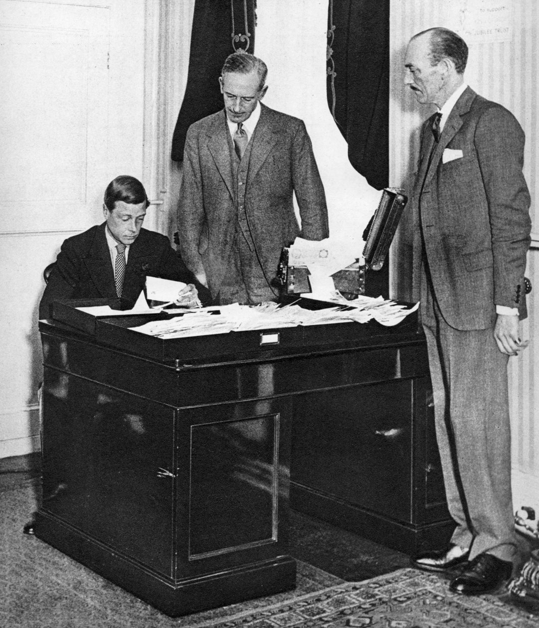 VIII. Edward király munkatársaival dolgozik a londoni Szent Jakab-palotában, 1936 alkotó: Unbekannt