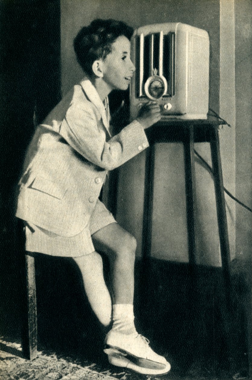 Faisal iraki király a BBC által születésnapjára készített adást hallgat, 1942. alkotó: Unbekannt