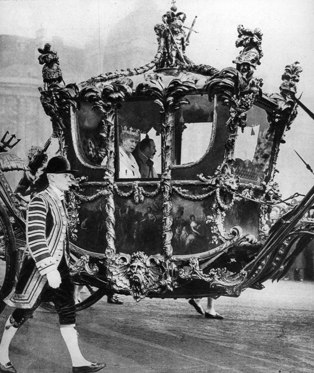 V. György király és Mária királyné úton a Parlament államavatójára, az 1930-as években alkotó: Unbekannt
