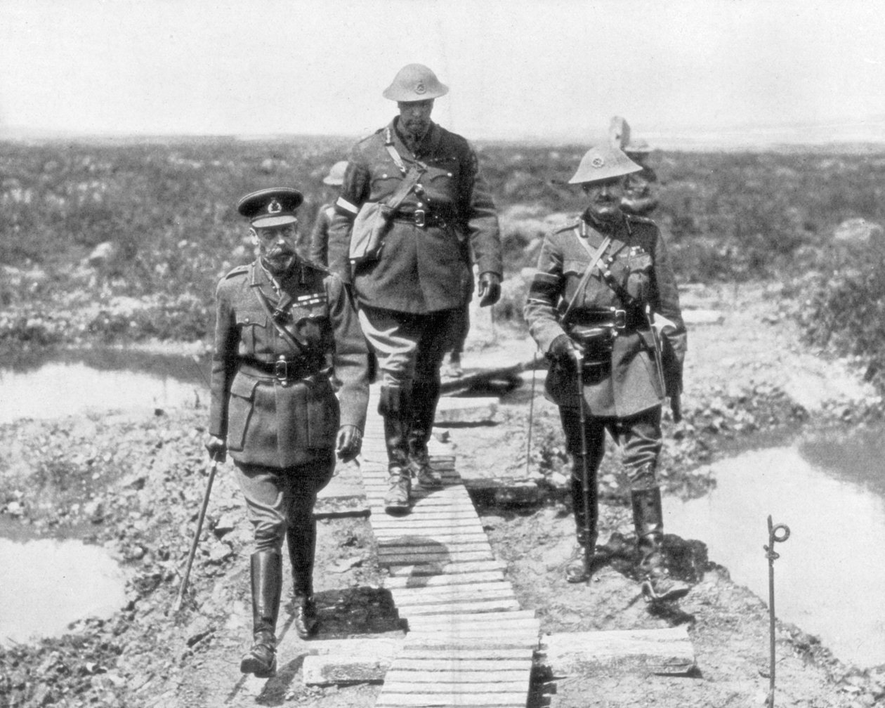 V. György király és Currie kanadai tábornok megtekinti az 1917-es Vimy és Messines elfoglalt területet alkotó: Unbekannt