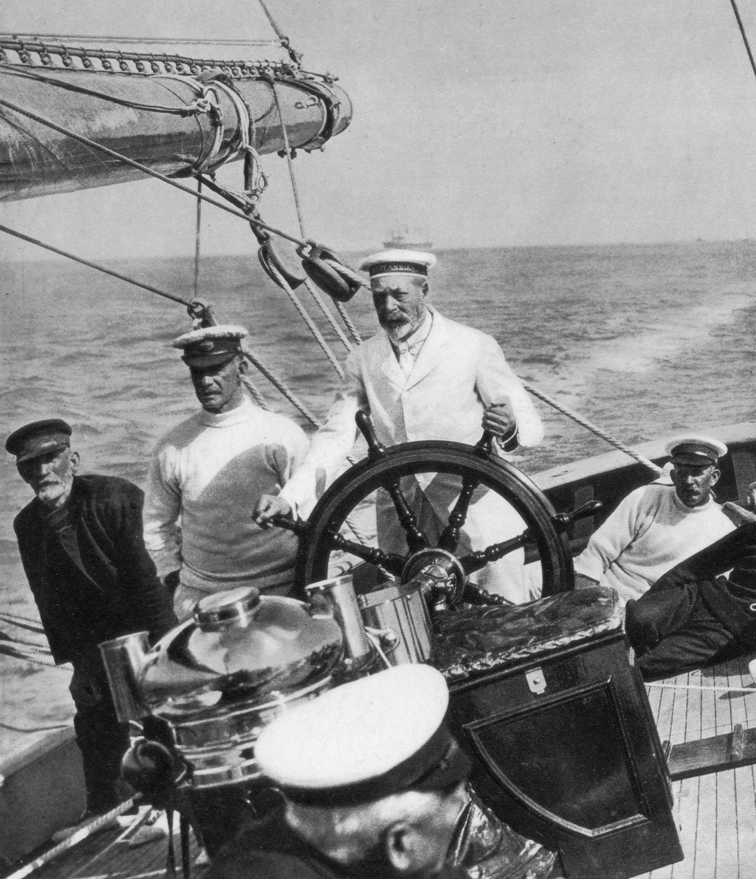 V. György király Britannia jachtja élén, 1930-as években alkotó: Unbekannt