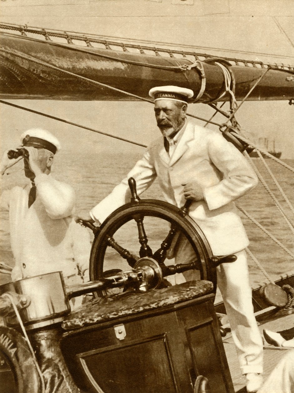 V. György király a Britannia nevű jachtja volánjánál a Cowes Regatta héten, 1924-ben, 1935-ben. alkotó: Unbekannt