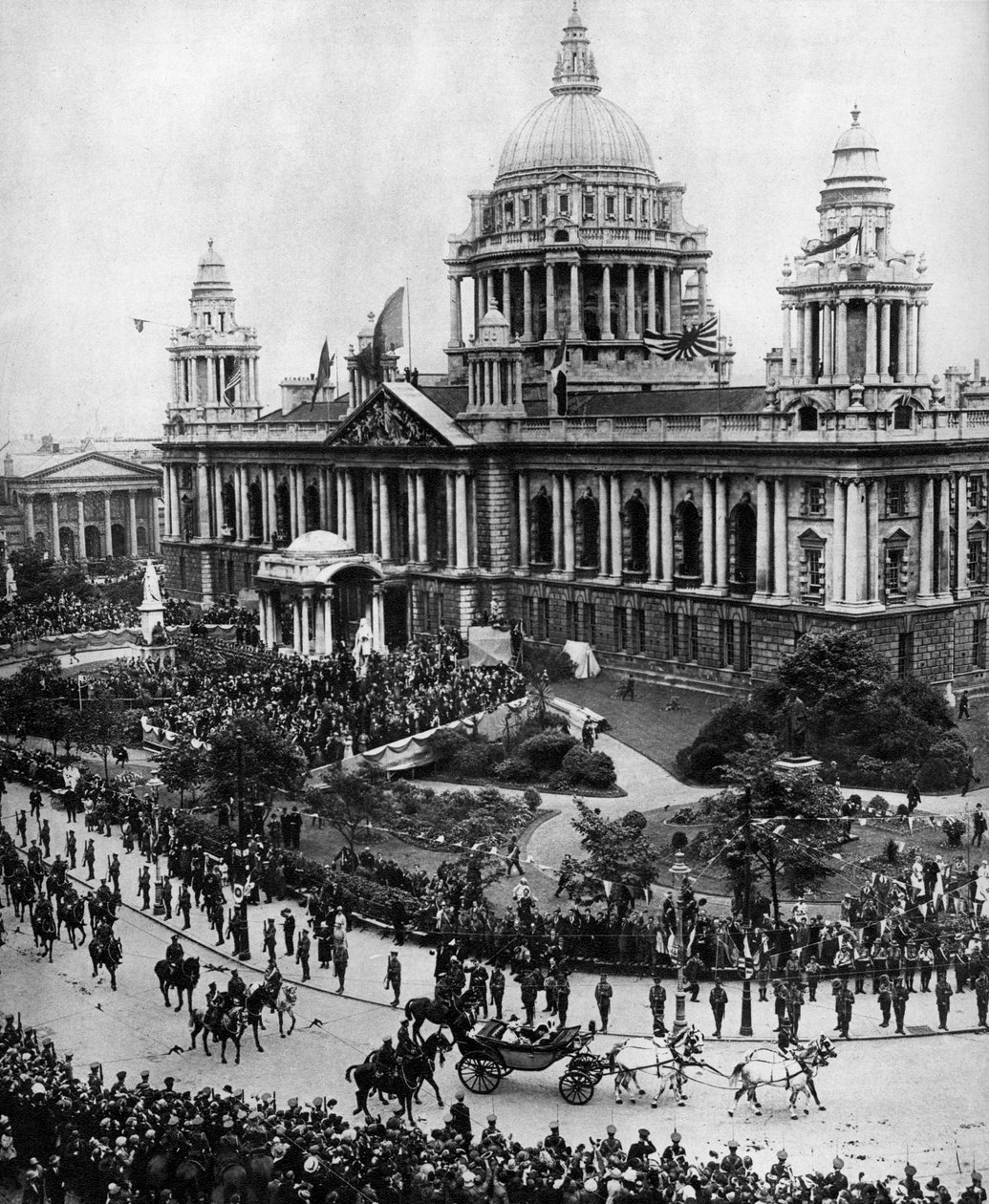 V. György király az első ulsteri parlament megnyitásán Belfastban, 1921-ben, 1935-ben alkotó: Unbekannt