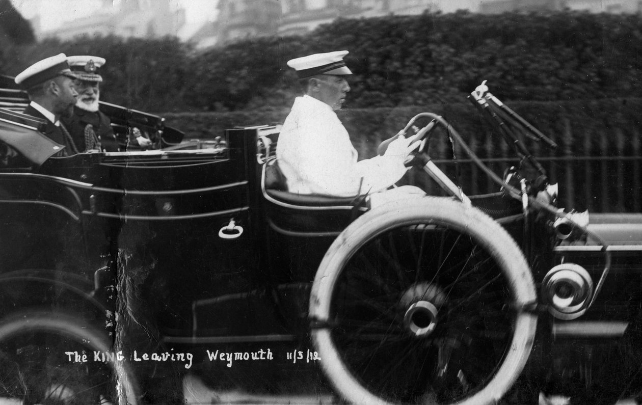 V. György király 1912. március 11-én autóval elhagyja Weymouth-t, Dorset alkotó: Unbekannt