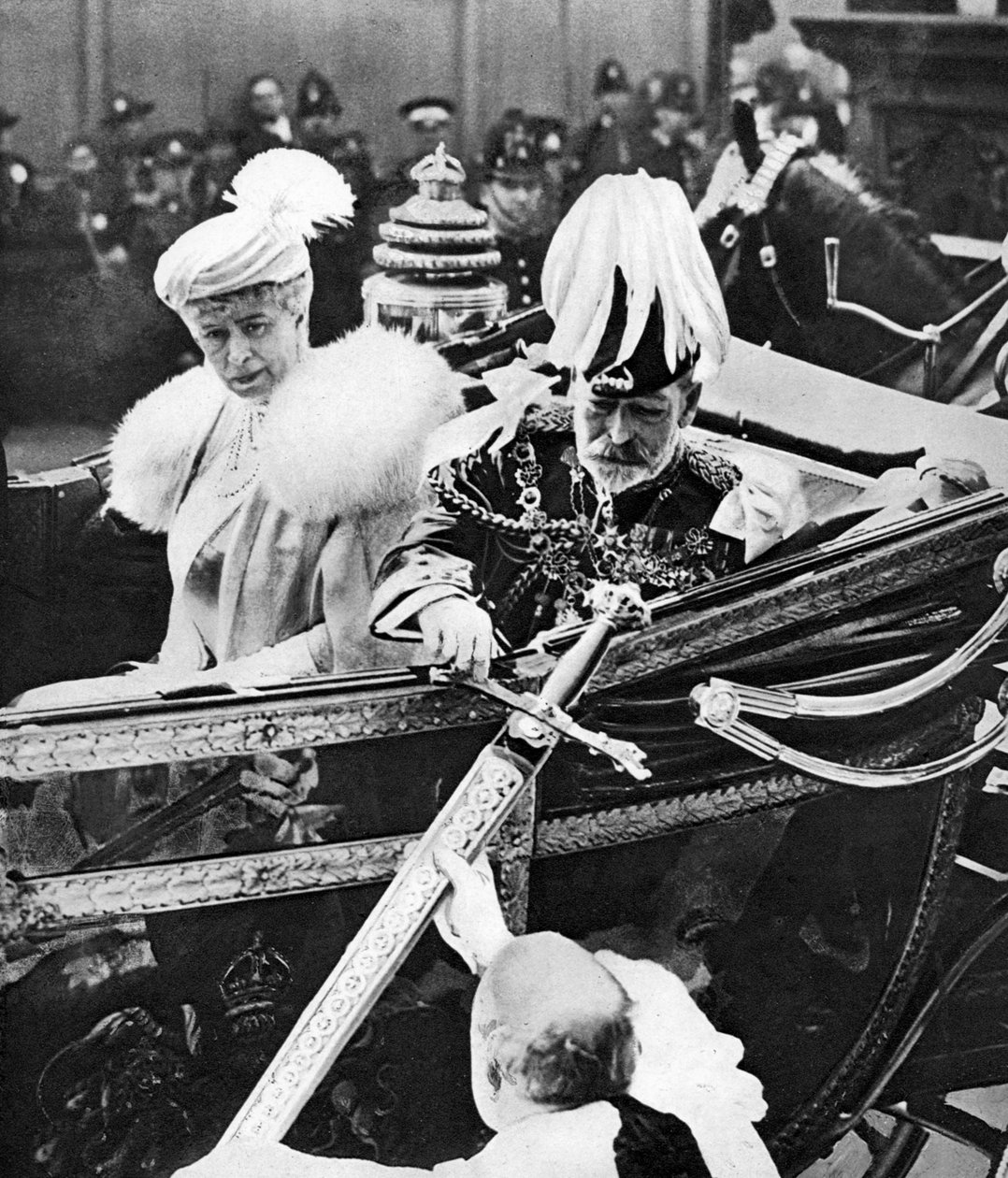 V. György király megérinti a Citys Sword-jét a Temple Barban, Londonban, 1930-as években alkotó: Unbekannt