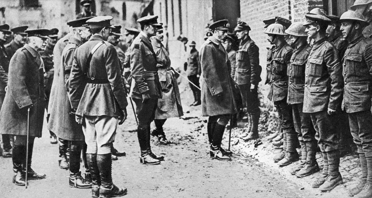 V. György király a 7. Sherwood Foresters zászlóaljjal, első világháború, 1918. március alkotó: Unbekannt