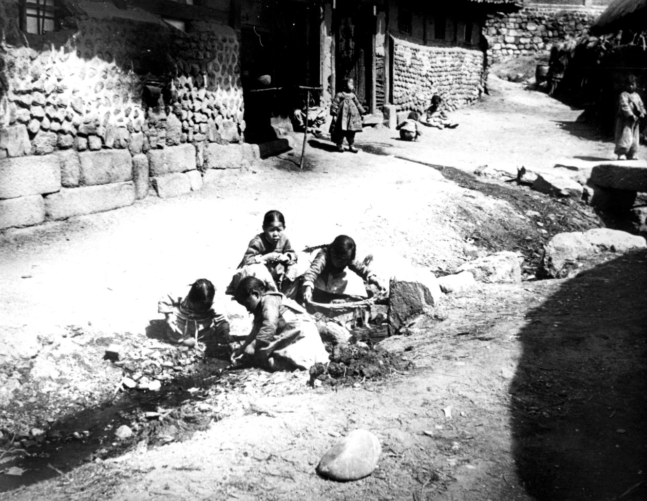 Koreai gyerekek az utcán, Nam San, Korea, 1900 alkotó: Unbekannt