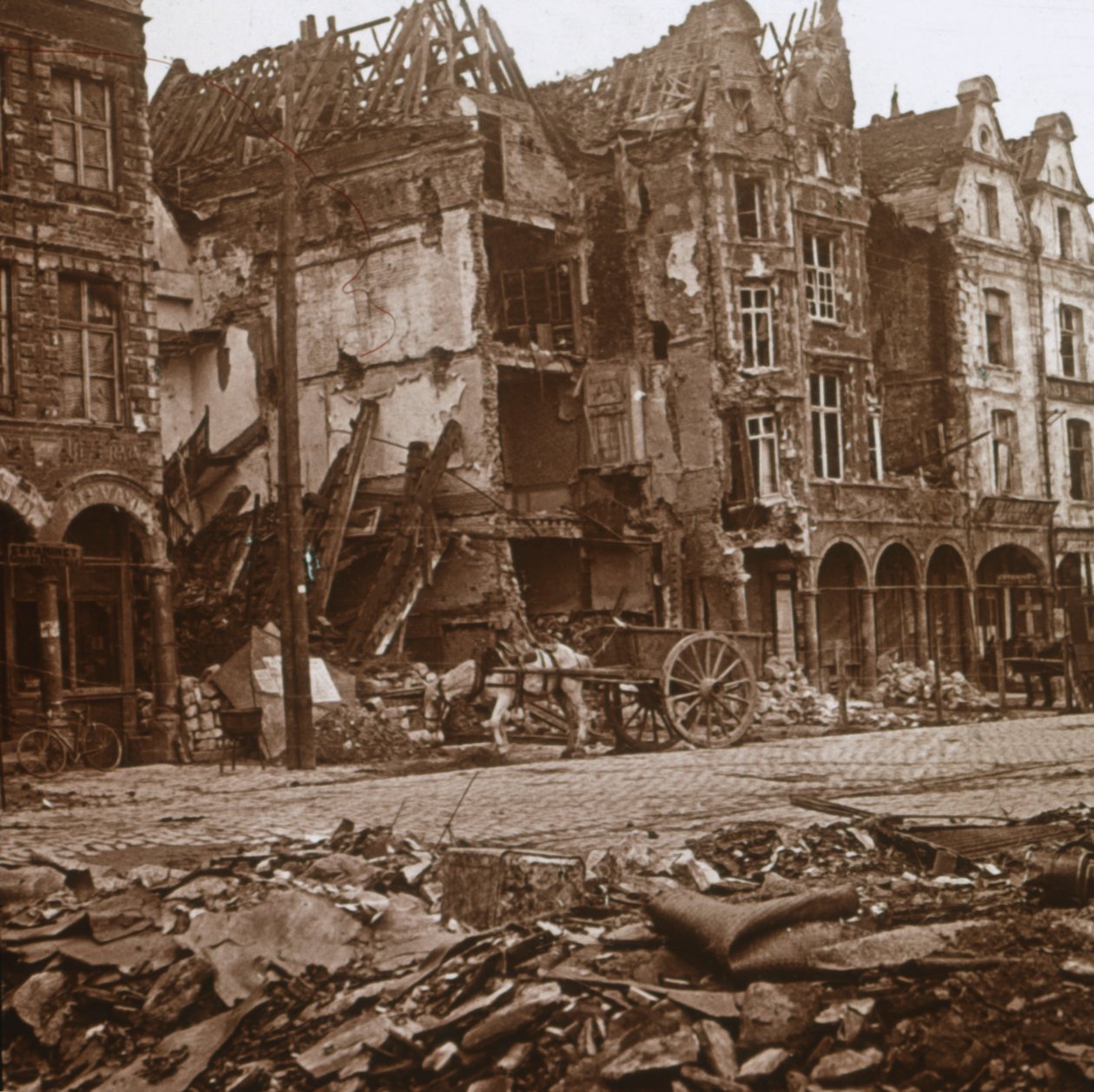La Petite Place, Arras, Észak-Franciaország, 1914-c1918 alkotó: Unbekannt
