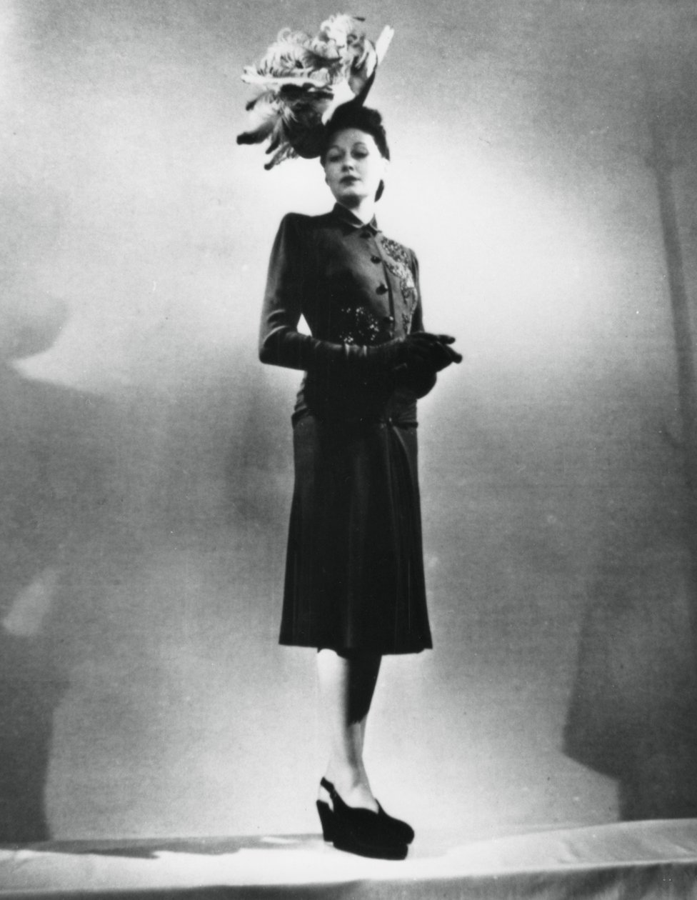 La femme chic, Jacques Fath francia divattervező ruhája, Párizs, 1943. január alkotó: Unbekannt