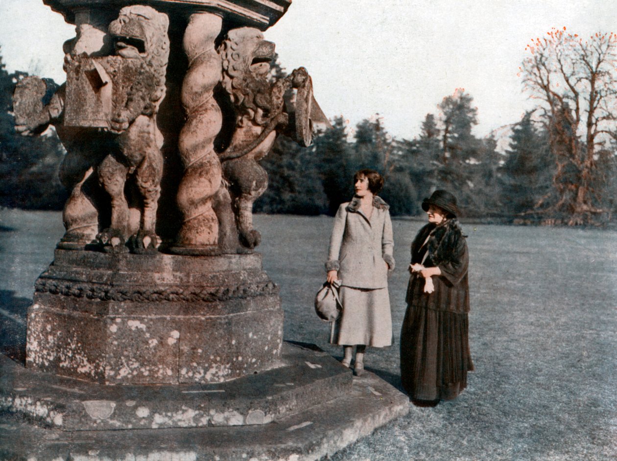 Lady Elizabeth Bowes-Lyon és Strathmore grófnője, Glamis Castle, Skócia, 1923 alkotó: Unbekannt