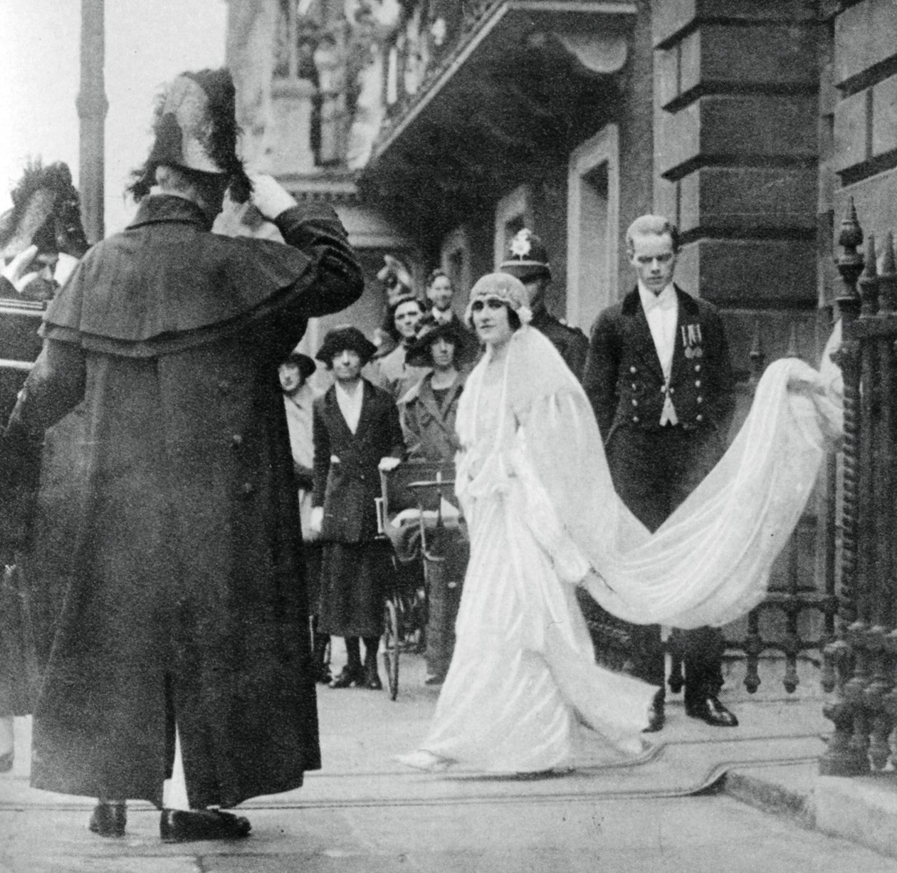 Lady Elizabeth Bowes-Lyon házasodni készül a Westminster Abbeybe, 1923. április 26., 1937. alkotó: Unbekannt