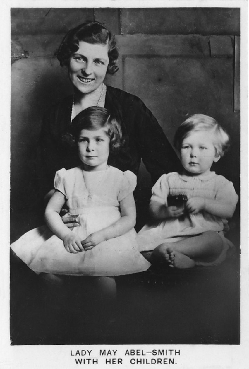Lady May Abel-Smith gyermekeivel, 1937 alkotó: Unbekannt