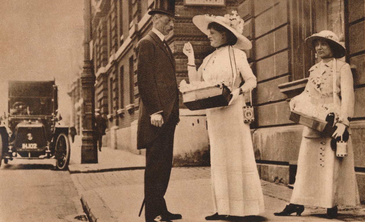 Lady Pilkington rózsákat árul az Alexandra Rose Day első évfordulóján, 1913. június 25-én, 1935. alkotó: Unbekannt