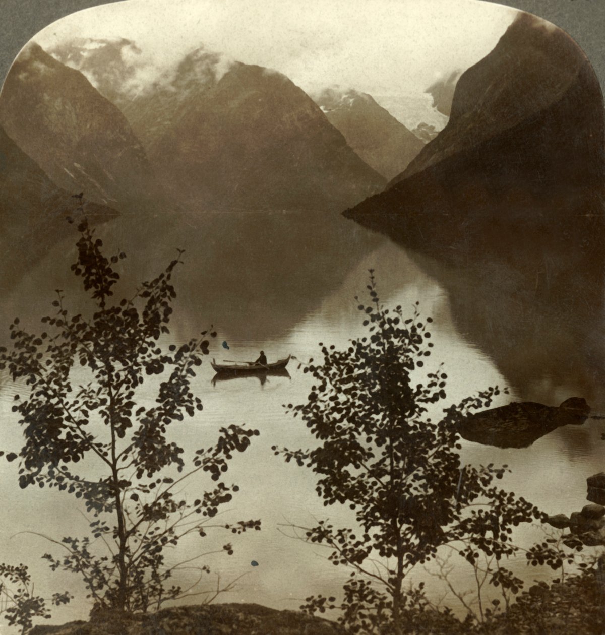 Loen-tó – gleccserek táplálják felhős hegyi partjain – Norvégia, 1905. alkotó: Unbekannt