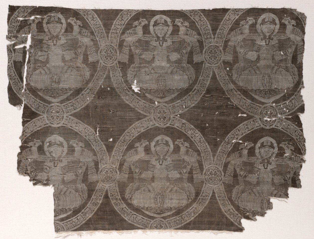 Lámpatöredék ülő herceggel, aki sólymokat tart kufic medalionokban, 1654-1955. alkotó: Unbekannt
