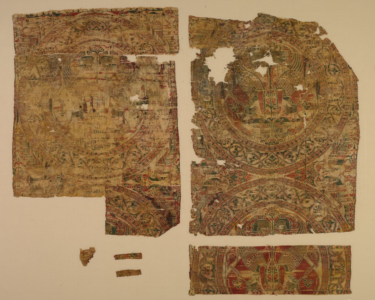 Lámpák szembeforduló szfinxekkel gömbölydedben, Szent Bernát Calvo sírjából, 1200-1243. alkotó: Unbekannt