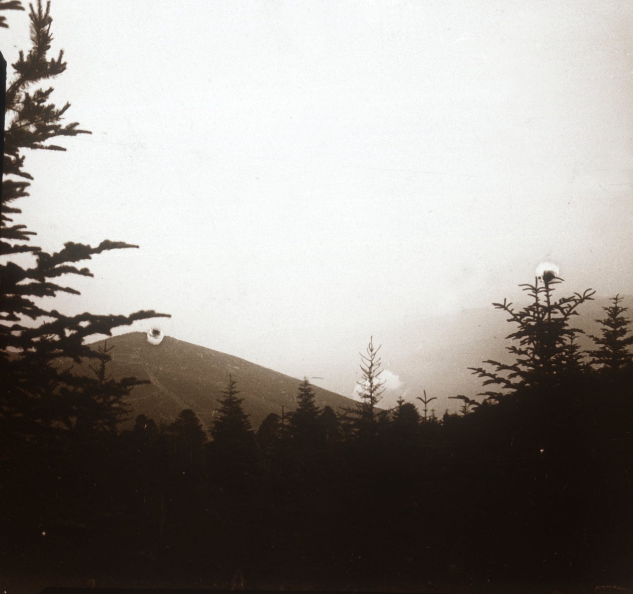 Táj, füst a távolban, Elzász, c1914-c1918 alkotó: Unbekannt