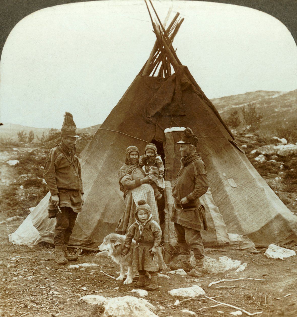 Lappföldi család és szánkókutya - nyári otthonukon kívül - egy domboldalon Norvégiában, 1905-ben. alkotó: Unbekannt