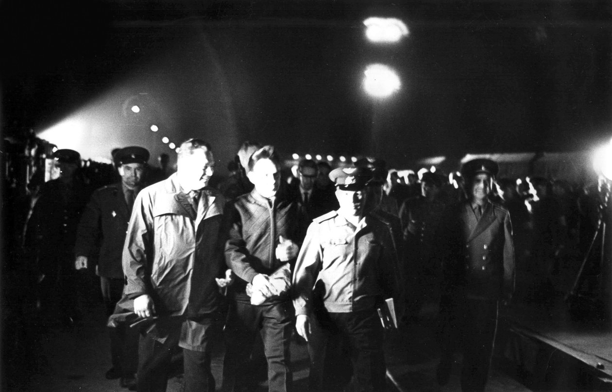 Vlagyimir Komarov orosz űrhajós utolsó lépései, Bajkonuri kozmodrom, Szovjetunió, 1967. április 23. alkotó: Unbekannt