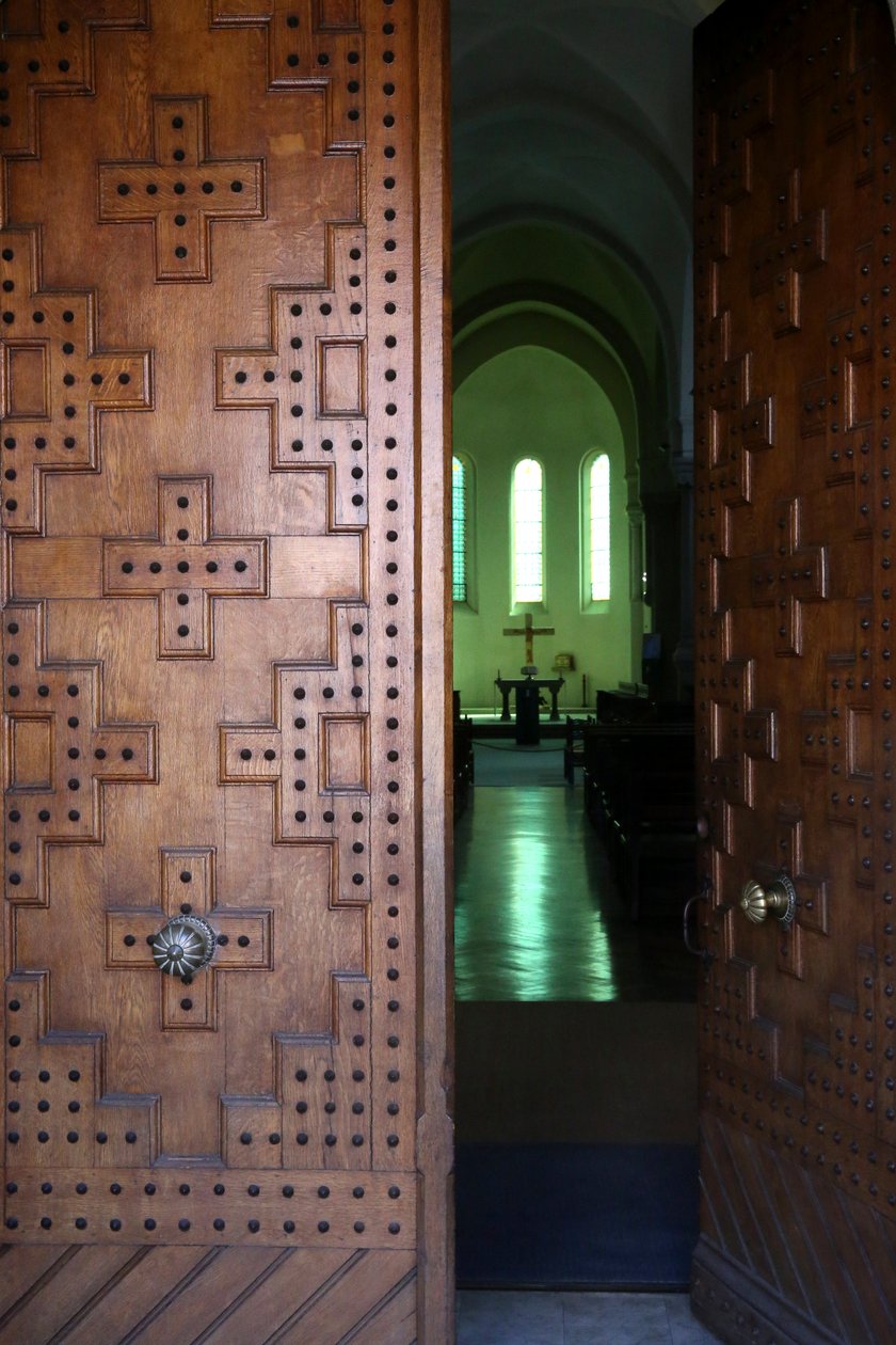 Le Plantay, Ain, Franciaország – Notre-Dame des Dombes apátság. A templom főbejárata. alkotó: Unbekannt