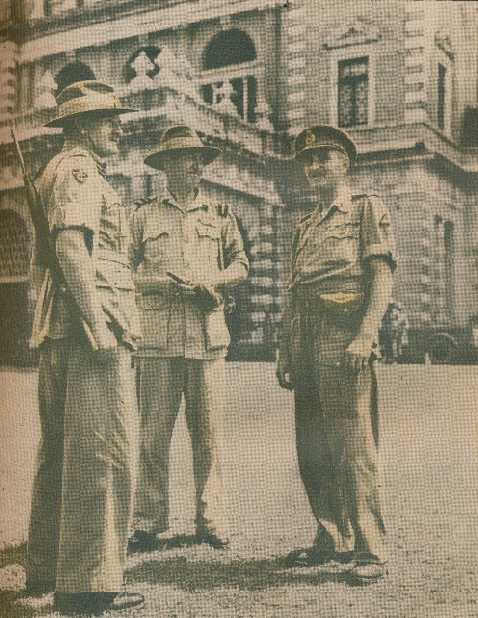 A burmai kampány vezetői Rangoonban találkoztak, miután 1945. május 3-án a városok összeomlottak. alkotó: Unbekannt