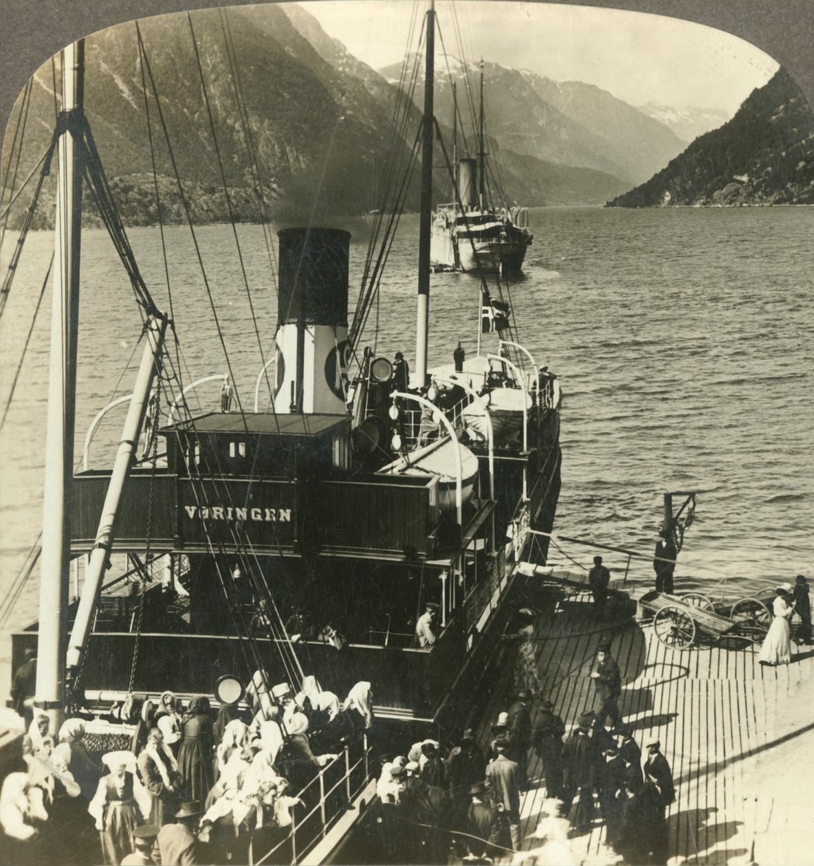 Odde elhagyása egy kirándulásra a festői hegyfallal körülvett Sorfjordon, Norvégiában, 1905. alkotó: Unbekannt