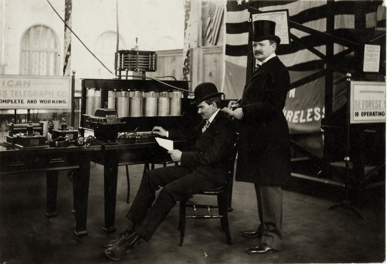 Lee DeForest (ül) vezeték nélküli telefonüzenetet küld az 1904-es világkiállításon az elektromosságügyi minisztériumban alkotó: Unbekannt
