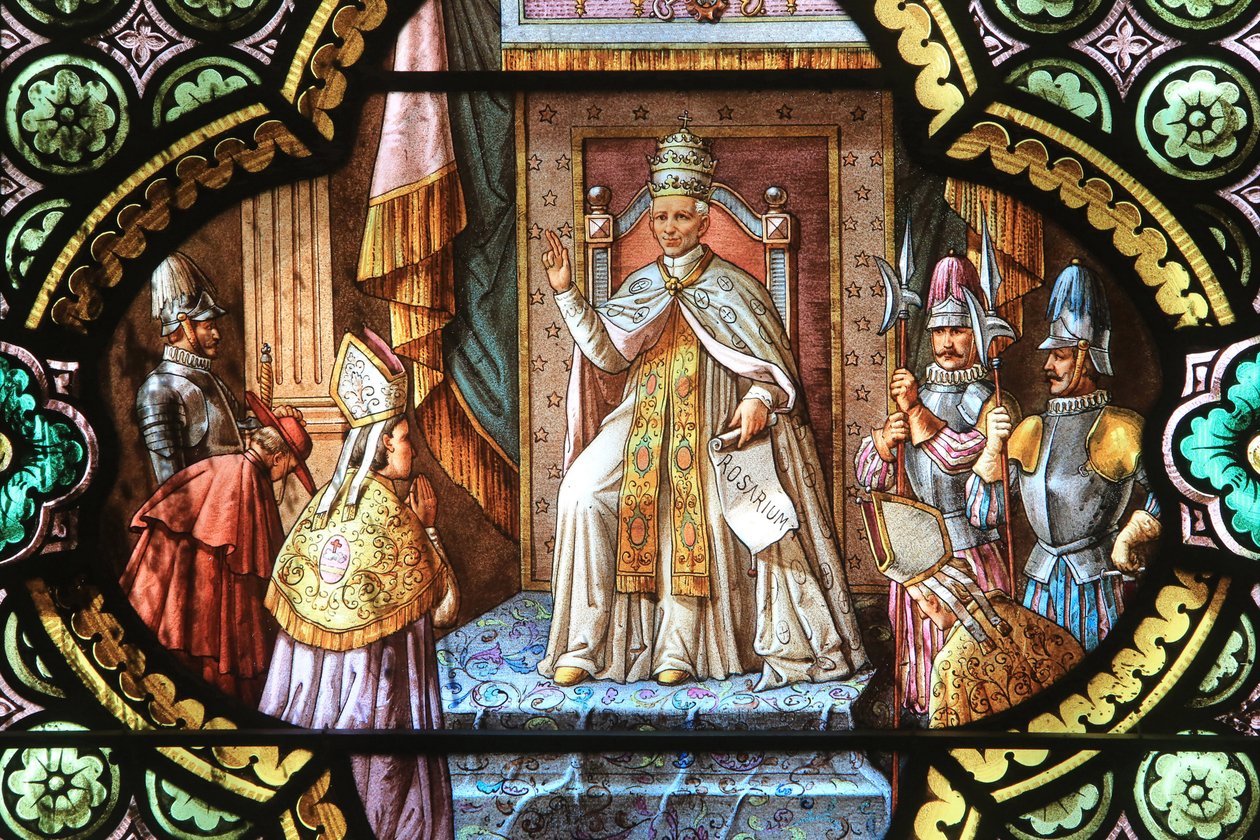 Leó XIII. A rózsafüzér buboréka. Ólomüveg ablak. La Salette-i Szűzanya-szentély, La Salette-Fallavaux, Franciaország alkotó: Unbekannt