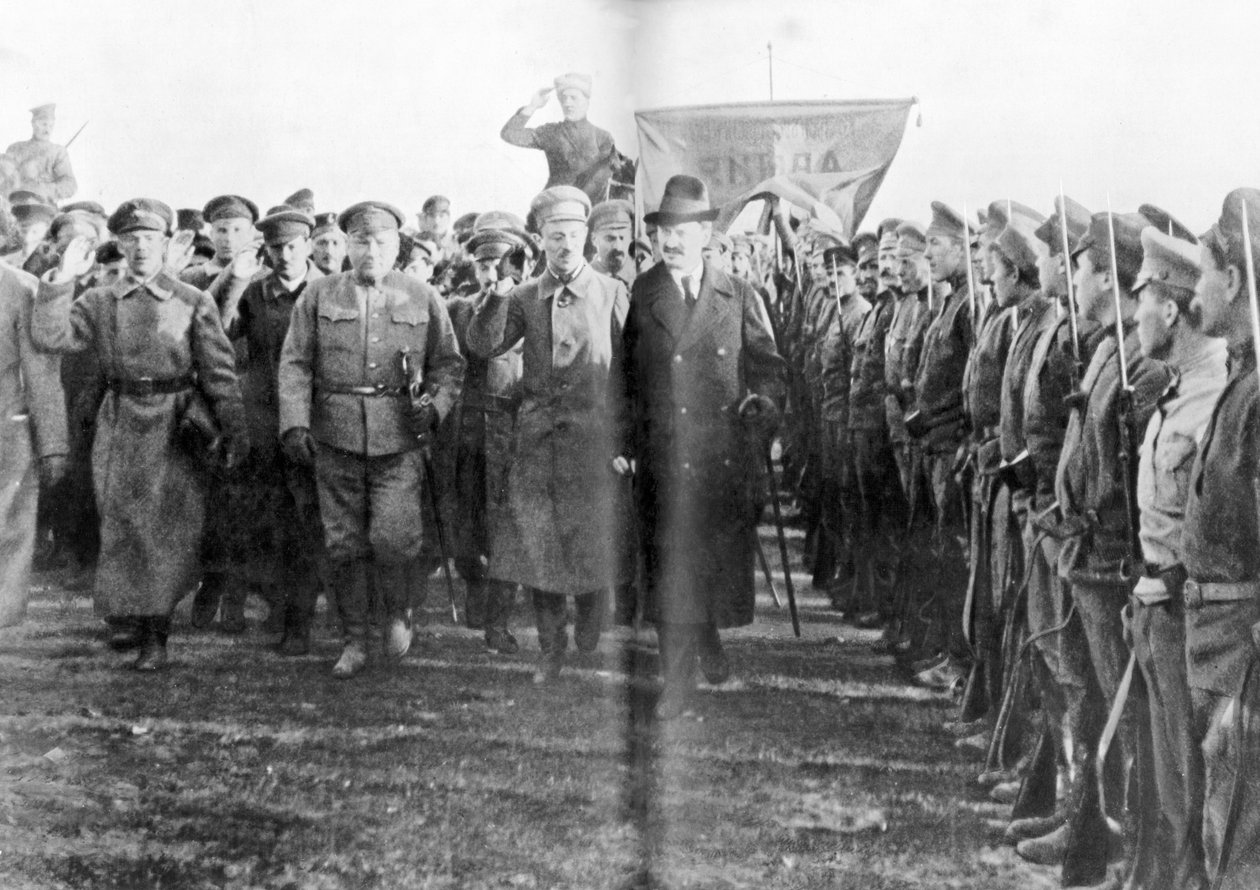 Leon Trockij, a hadügy népbiztosa, áttekinti a Vörös Hadsereg csapatait Moszkvában, Oroszországban, 1918 alkotó: Unbekannt
