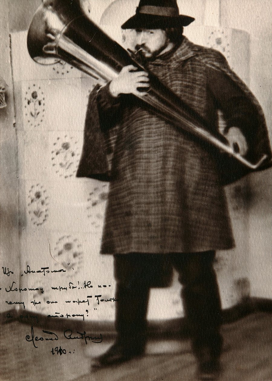Leonyid Andrejev, orosz író, hangszeren játszik, 1900 alkotó: Unbekannt