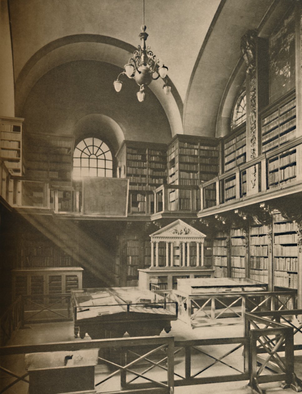A Szent Pál-székesegyház könyvtára fent a nyugati kereszthajóban, c1935. alkotó: Unbekannt