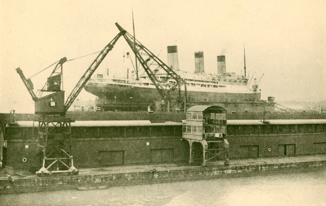 Egy Majestic 56 551 tonnás emelése a Southamptoni úszódokkban, 1930. alkotó: Unbekannt