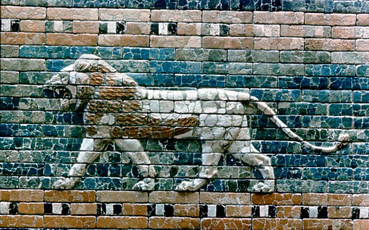 Oroszlános utas az Ishtar-kapuhoz vezető szent út falától, Babilon Irak, Kr.e. 575 alkotó: Unbekannt