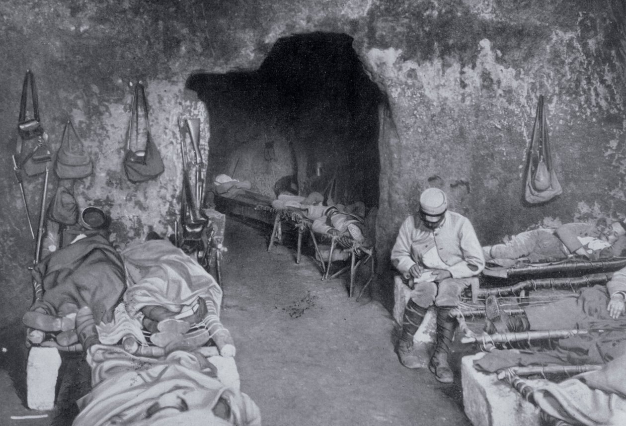Lakóhelyiségek egy francia barlangban, I. világháború, 1915 alkotó: Unbekannt