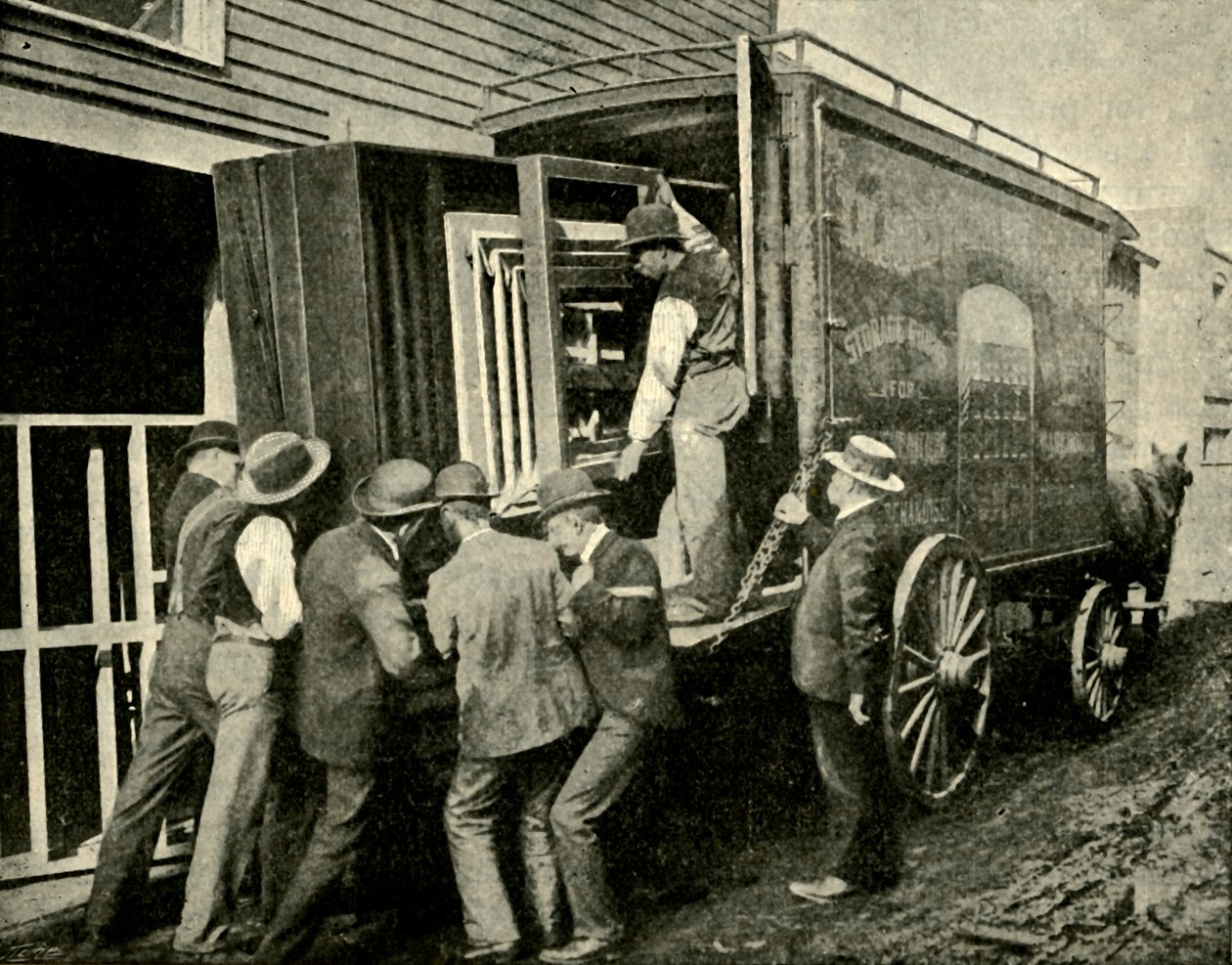 A kamera feltöltése egy furgonra eltávolítandó, 1901. alkotó: Unbekannt