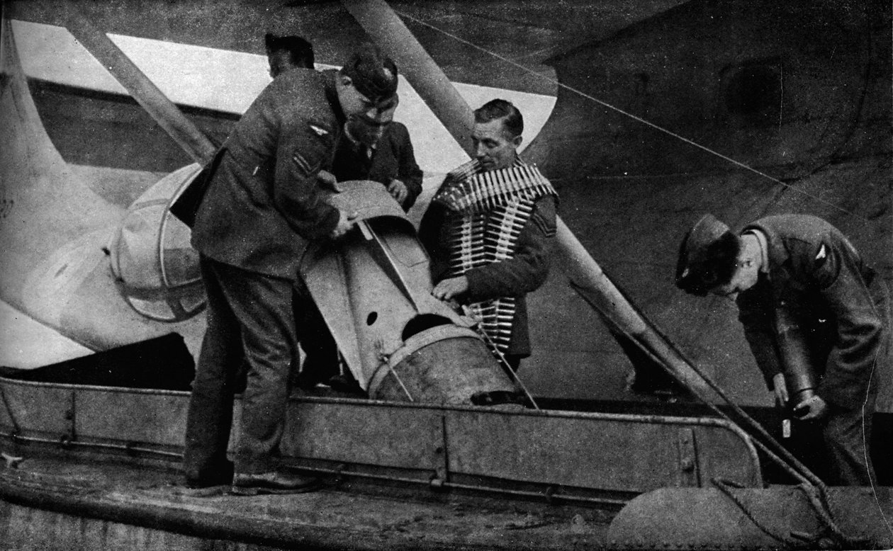 Bombák töltése egy RAF repülőgépre a második világháború alatt, 1940 1943 alkotó: Unbekannt