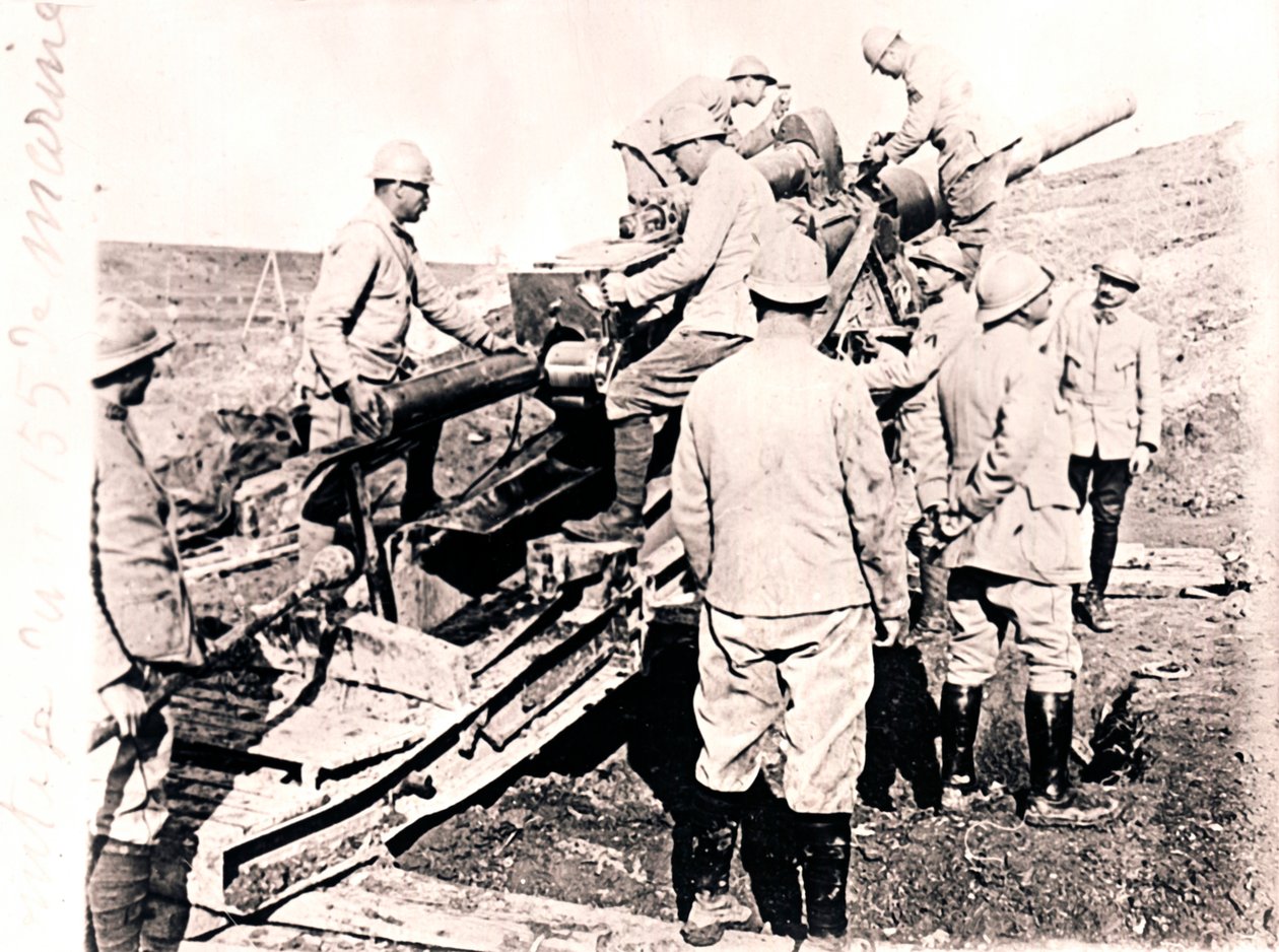 Kagyló betöltése 155 mm-es fegyverbe, c1914-c1918 alkotó: Unbekannt