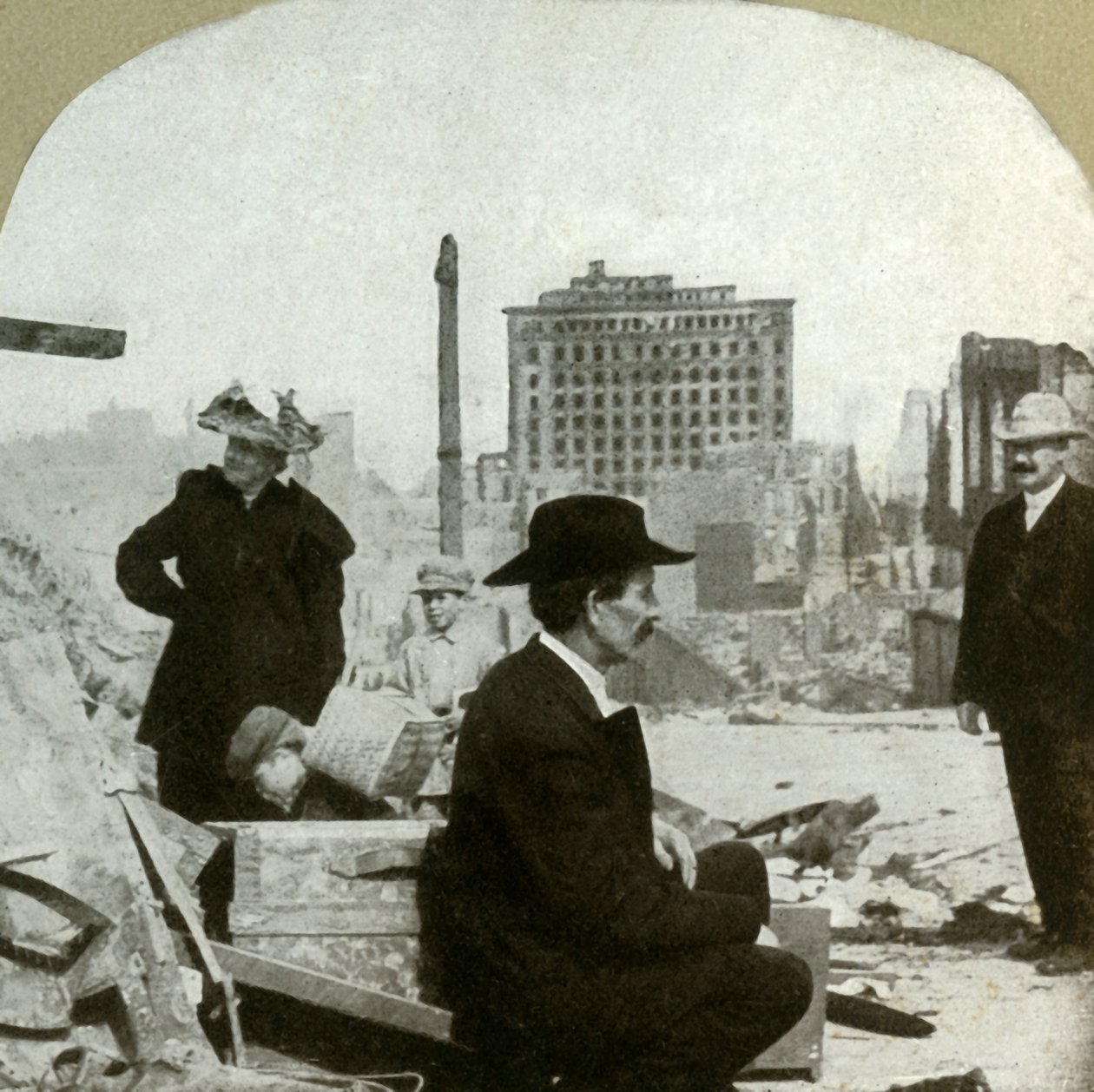 Kelet felé nézve Pine és Stockton sarkából, a Mills Building romjait mutatja be, 1906. alkotó: Unbekannt