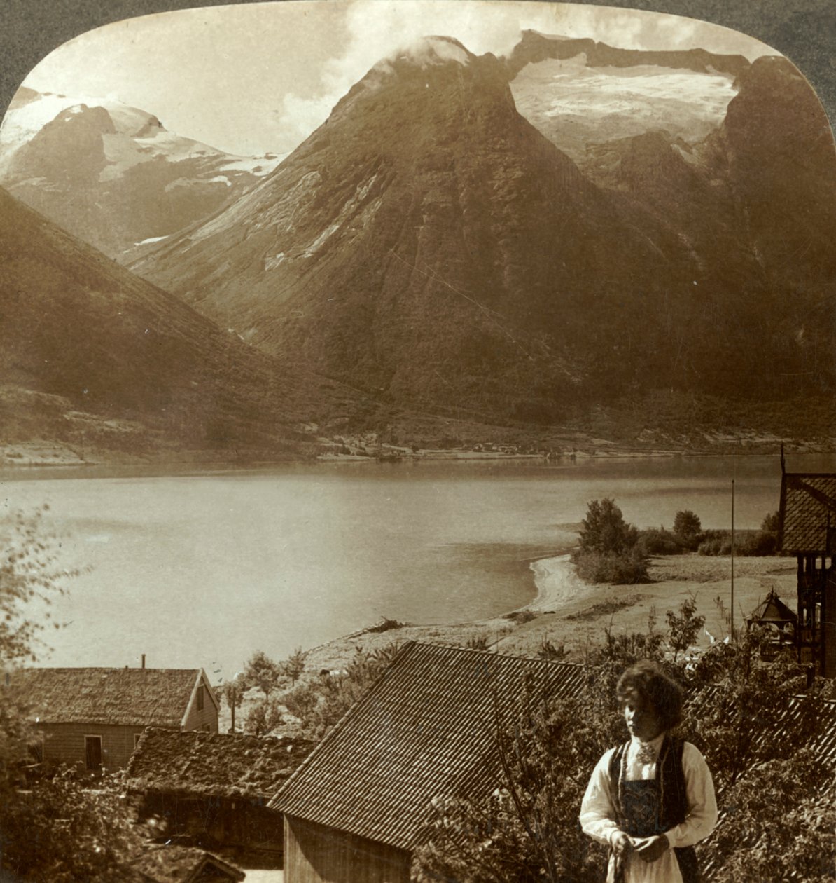 Hjelle felől nézve a csendes Strynns-tón át a Mt. Skaala meredek gleccsereiig, Norvégiában, 1905. alkotó: Unbekannt