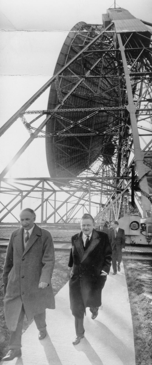 Lord Hailsham és Alfred Lovell professzor a Jodrell Bankban, Cheshire, 1960. március alkotó: Unbekannt