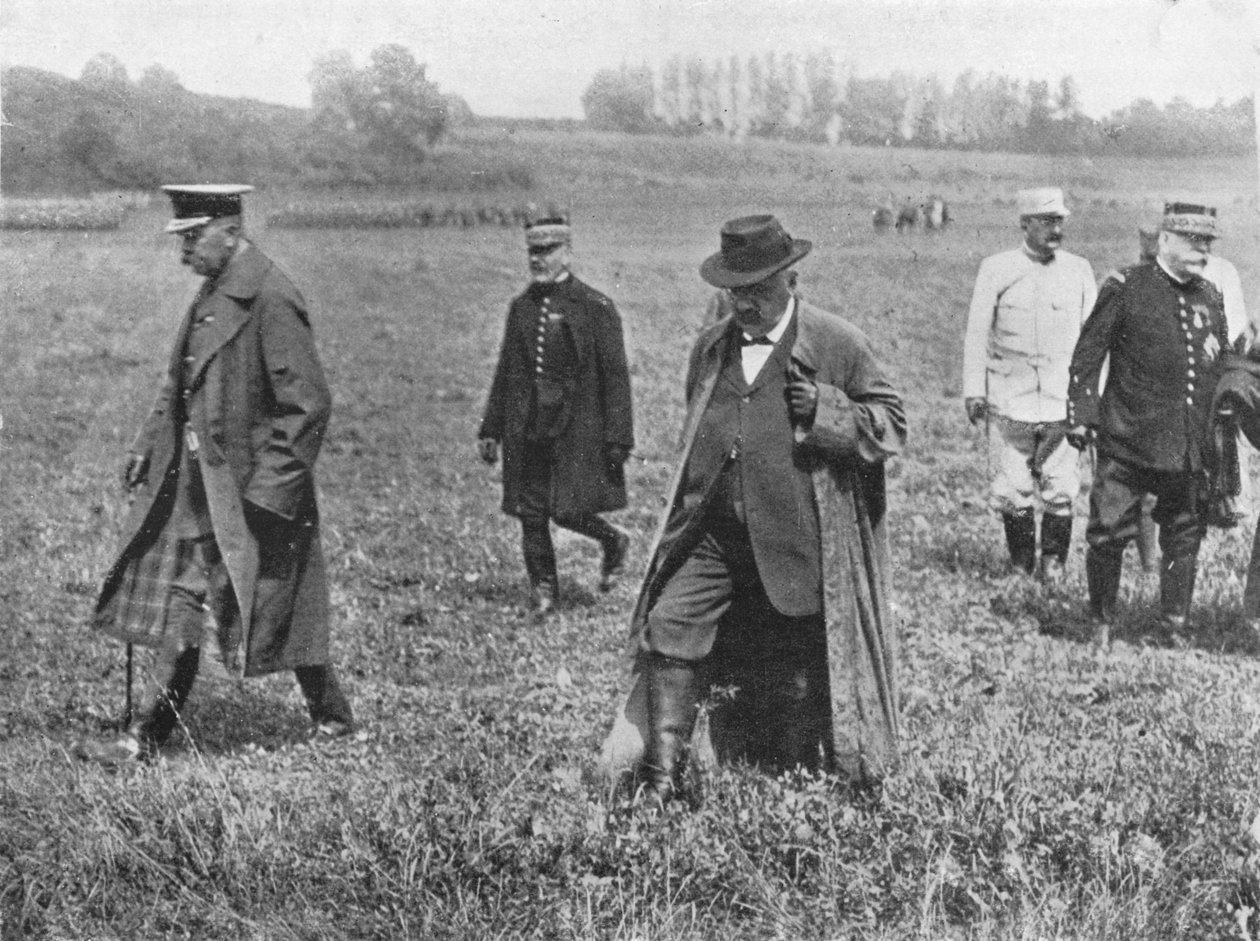 Lord Kitcheners látogatása a fronton: Lord Kitcheneer, M. Millerand és Joffre tábornok távozik alkotó: Unbekannt