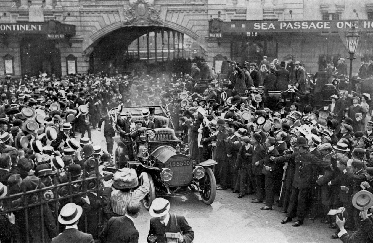 Louis Blériot úton a Savoy Hotelbe, London, 1909. július 25 alkotó: Unbekannt