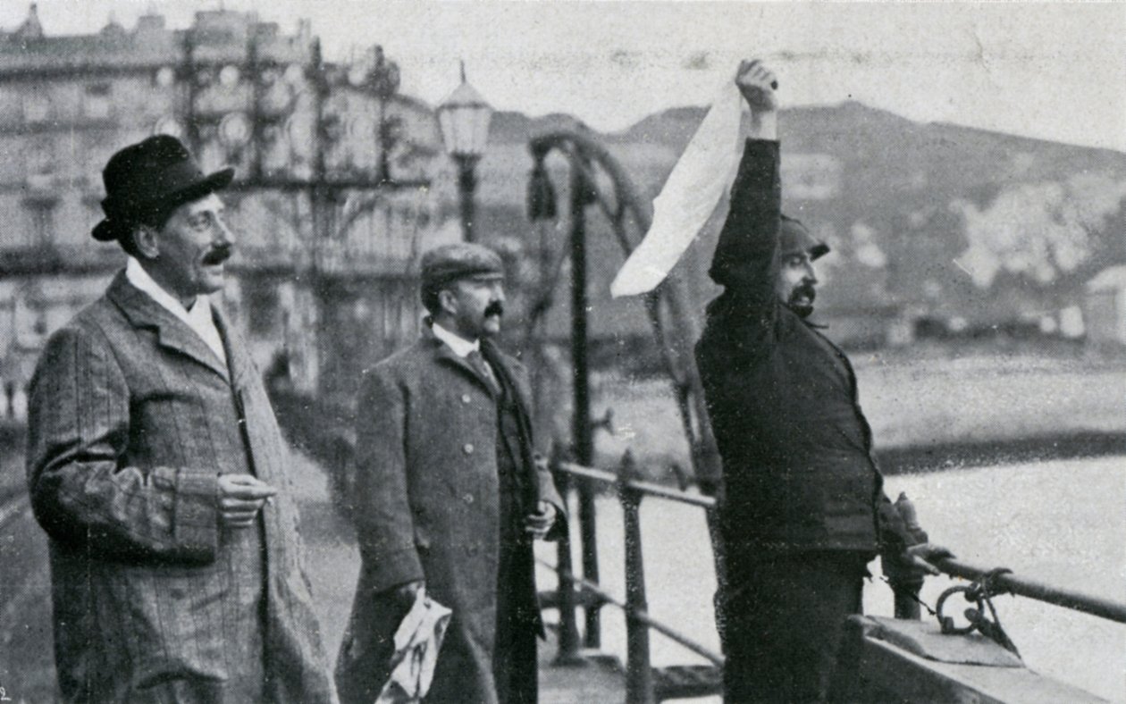 Louis Blériot a doveri mólón, miután átrepült a La Manche csatornán, 1909. július 25-én alkotó: Unbekannt