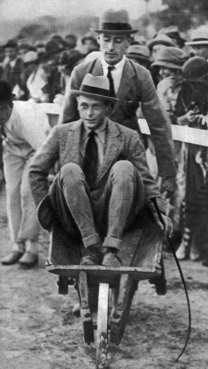 Louis Mountbatten unokatestvérét, a walesi herceget egy máltai edzőteremben mozgatja, 1936 alkotó: Unbekannt